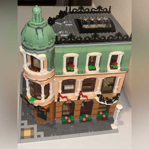 LEGO #10297 Boutique Hotel - Picture 4 of 11